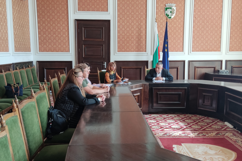 
Казуси, част, от които свързани с благоустрояване, споделяха граждани в приемния ден на кмета Стефан Радев. От него бе потърсено и съдействие по случай...